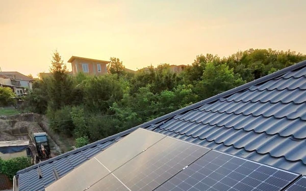 Specialist FreshStart curățând panouri fotovoltaice pe acoperiș în Iași