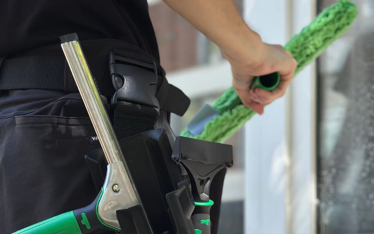 Specialist FreshStart curățând profesional ferestre în Iași cu echipament telescopic