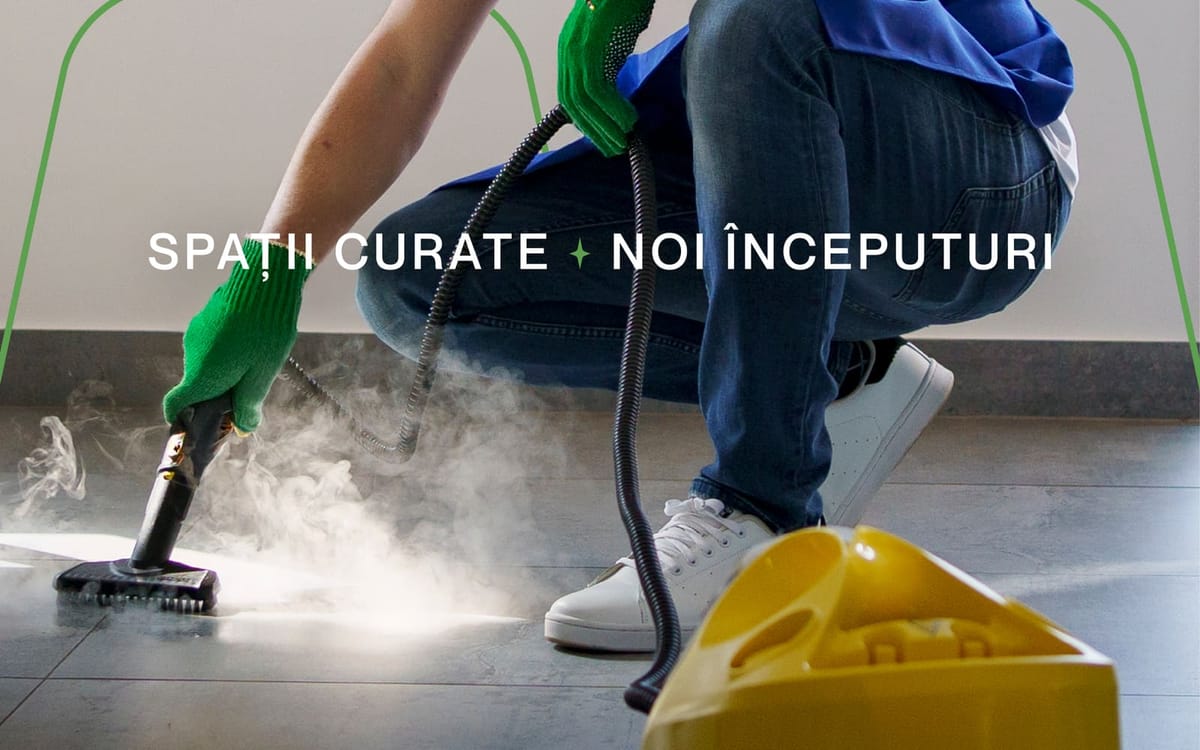 Specialist FreshStart curățând profesional ferestre la înălțime în Iași